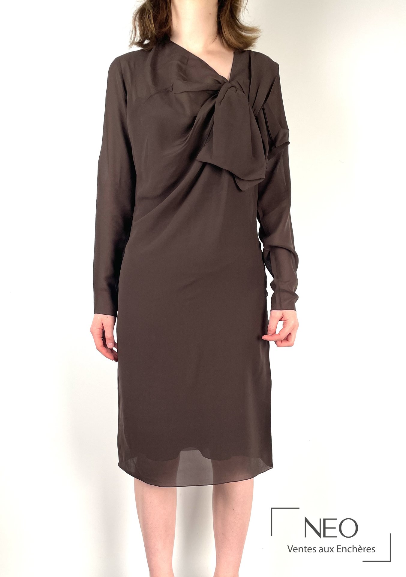 Robe Christian Dior couture brun portée de face