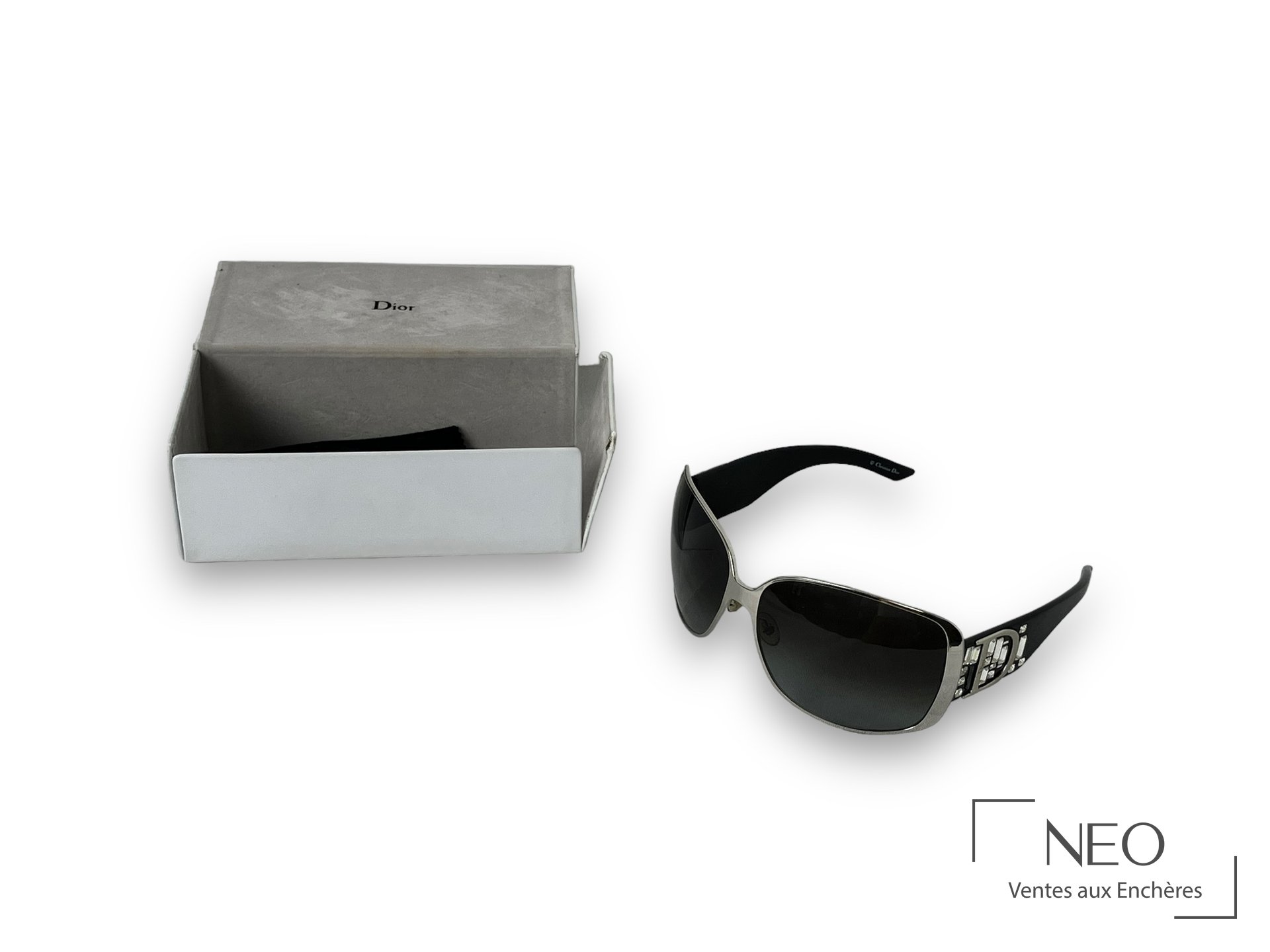 Paire de lunettes de soleil Dior avec branches ornées de strass et boîte grise