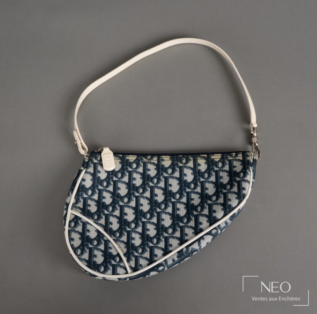 Pochette Christian Dior en toile monogrammée bleue et cuir vernis blanc avec bandoulière claire
