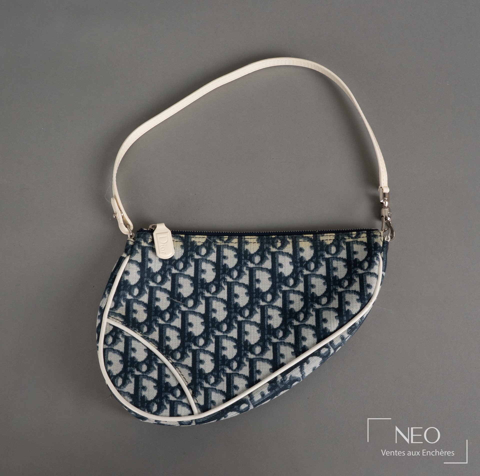 Pochette Christian Dior en toile monogrammée bleue et cuir vernis blanc avec bandoulière claire