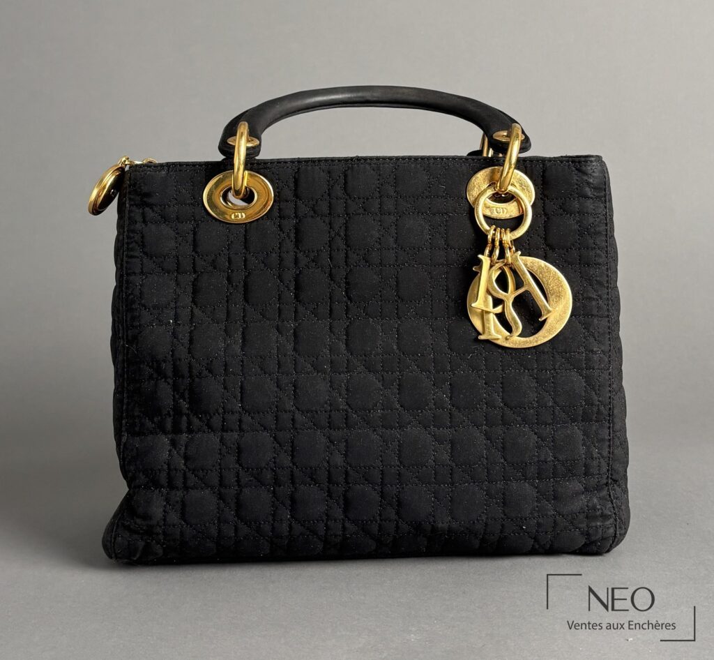 Sac Lady Dior noir en nylon matelassé avec bijouterie dorée et breloque CD