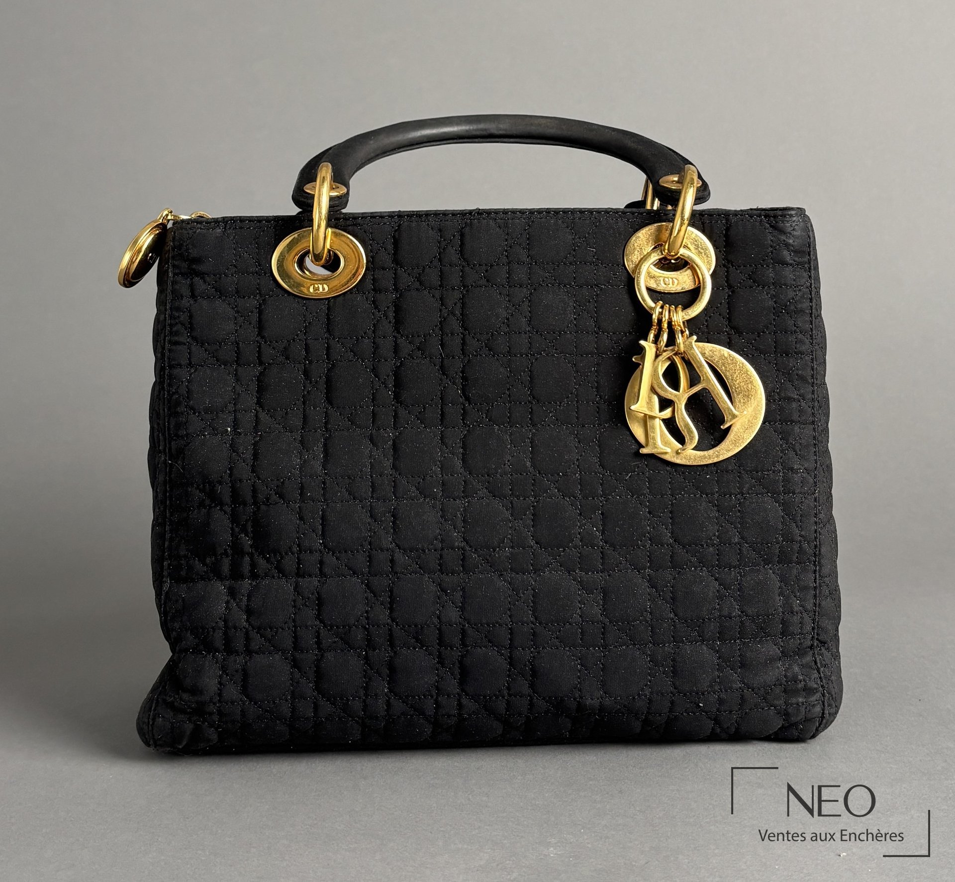 Sac Lady Dior noir en nylon matelassé avec bijouterie dorée et breloque CD