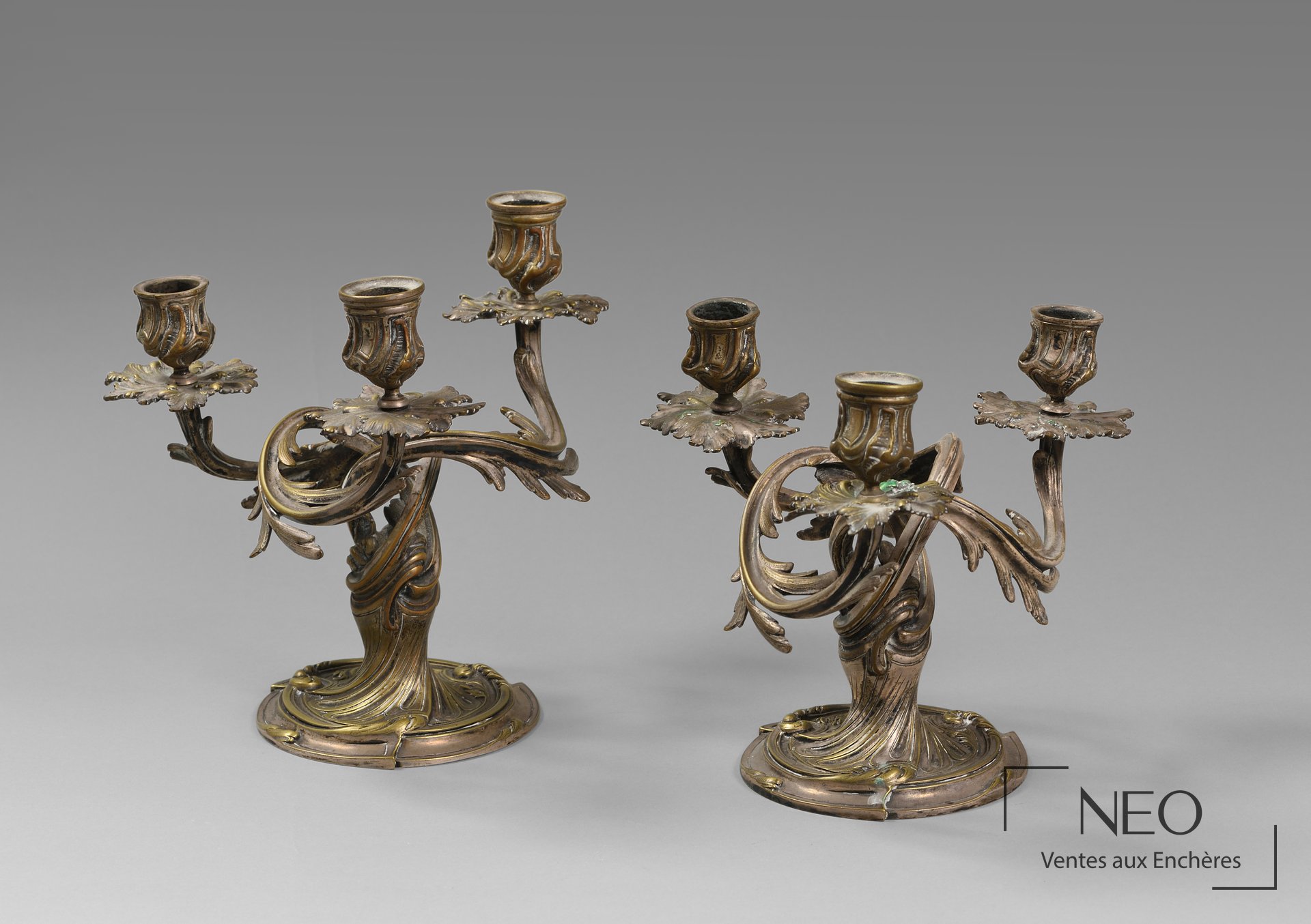 Paire de candélabres Christofle en bronze argenté à trois bras de lumière