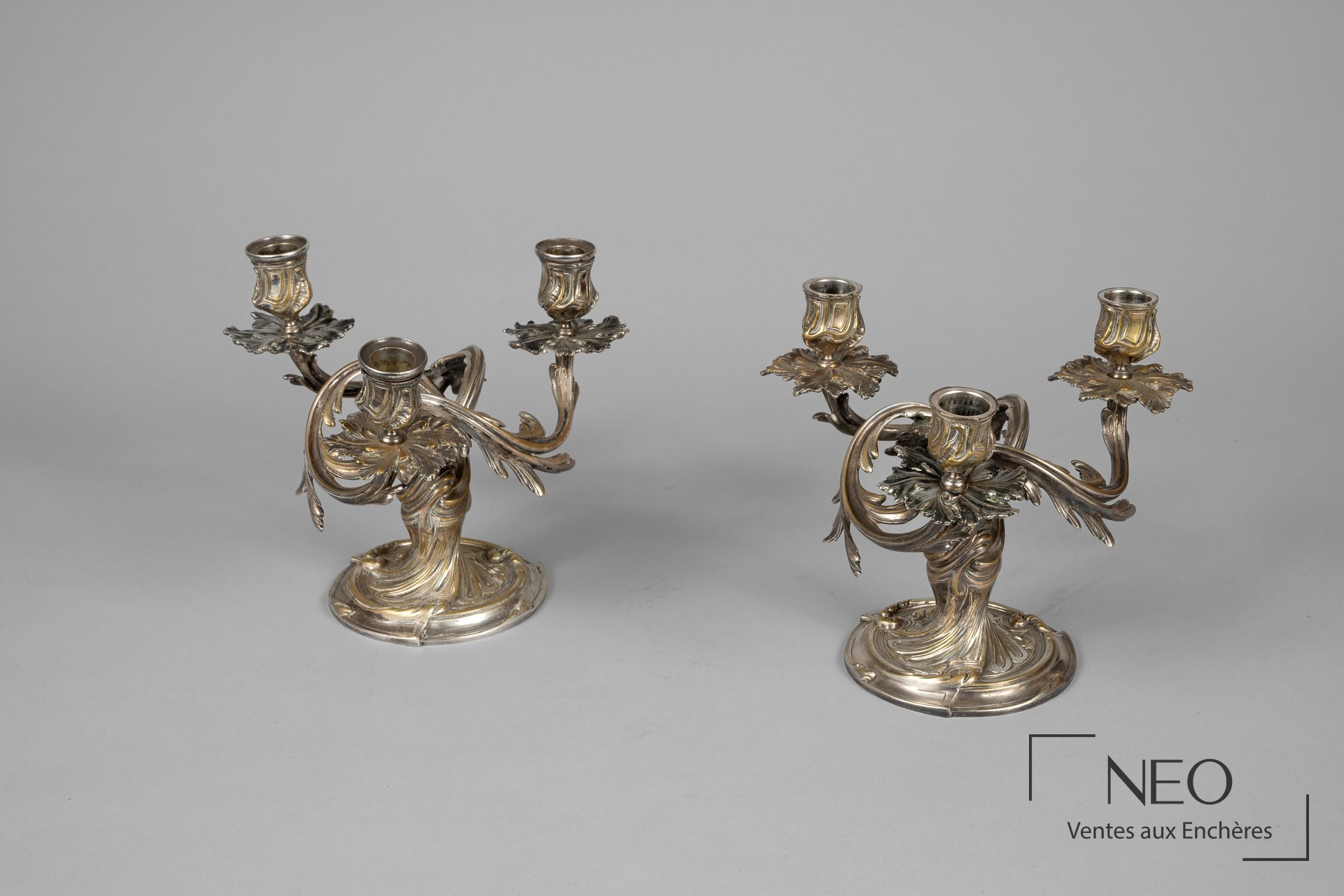 Paire de chandeliers Christofle en métal argenté à trois bras de lumière