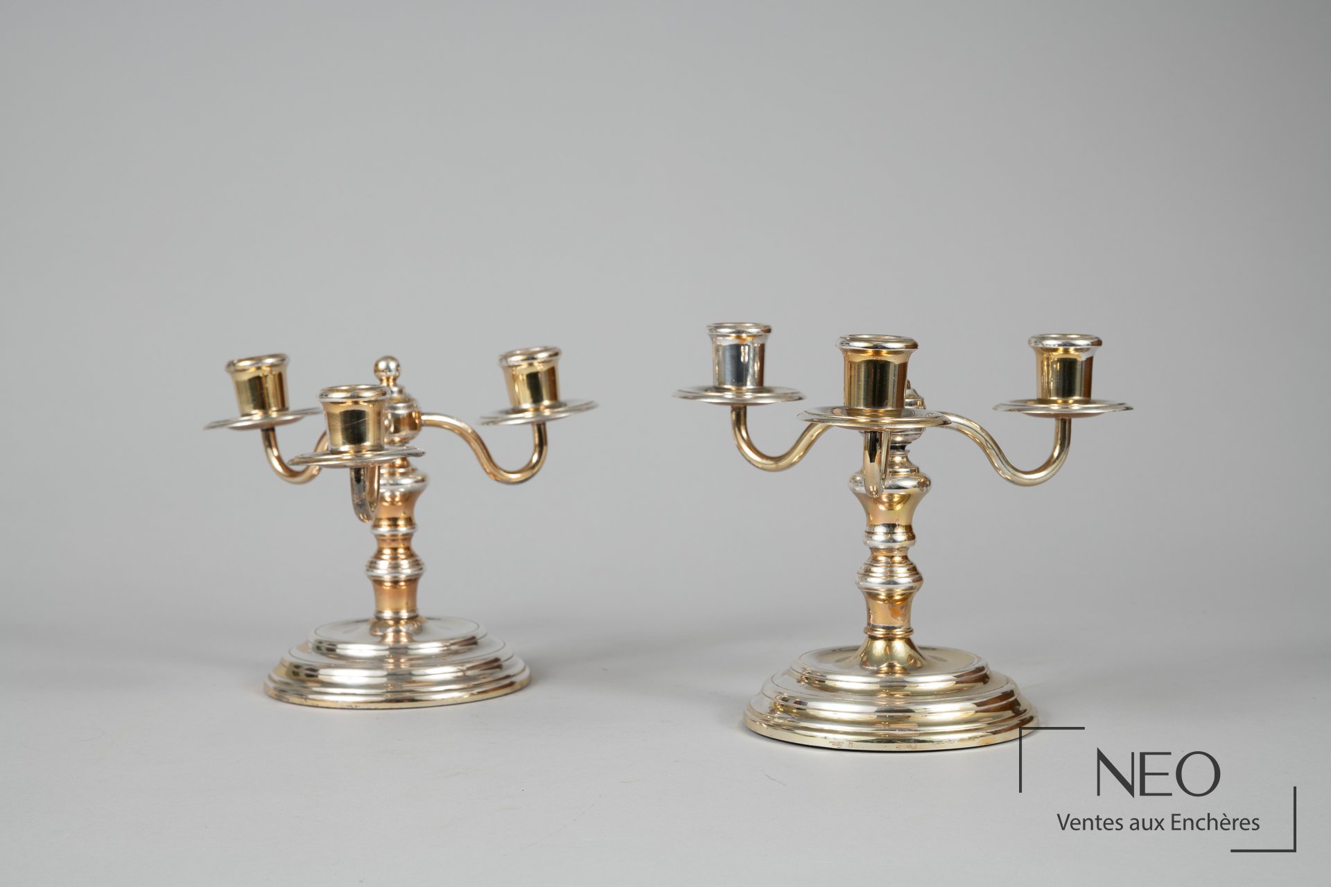 Paire de chandeliers Christofle France modernistes en métal argenté