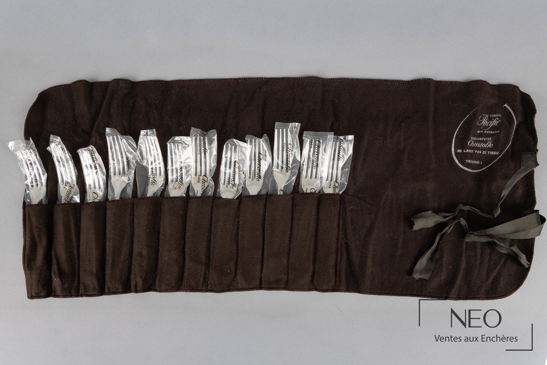 Ménagère Christofle en métal argenté présentée dans sa trousse de protection