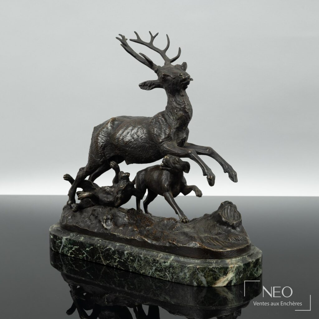 Sculpture en bronze représentant un cerf et des chiens de chasse sur socle de marbre vert