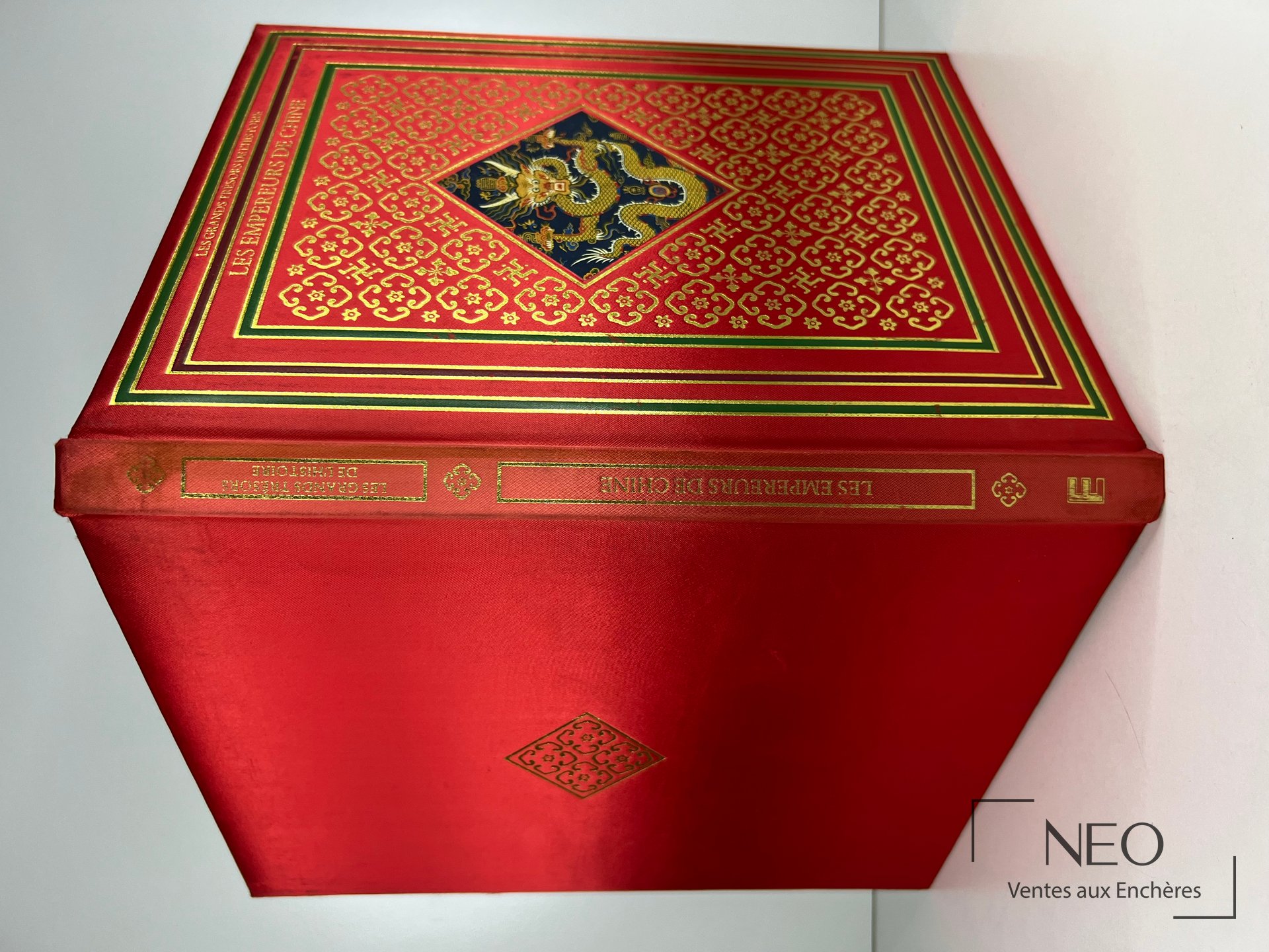 Livre rouge relié avec décor doré et titre sur le dos