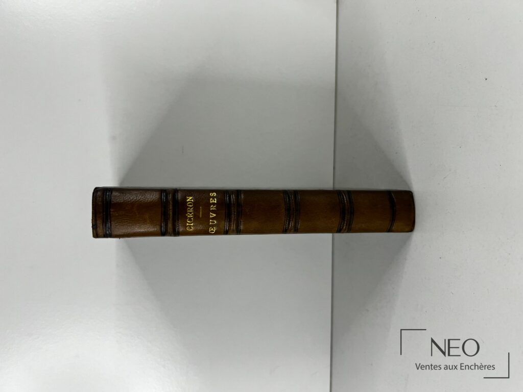 Dos d’un volume relié en demi basane verte avec titre doré Ciceron Œuvres