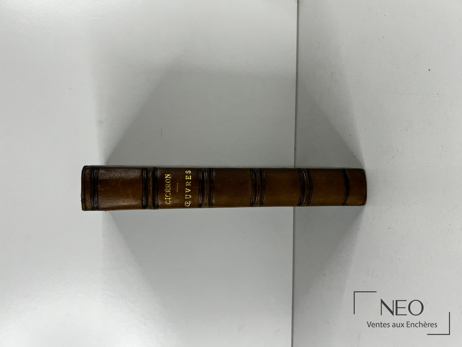 Dos d’un volume relié en demi basane verte avec titre doré Ciceron Œuvres