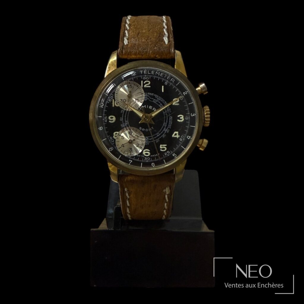 Montre Cimier Sport à cadran noir et boîtier plaqué or sur support