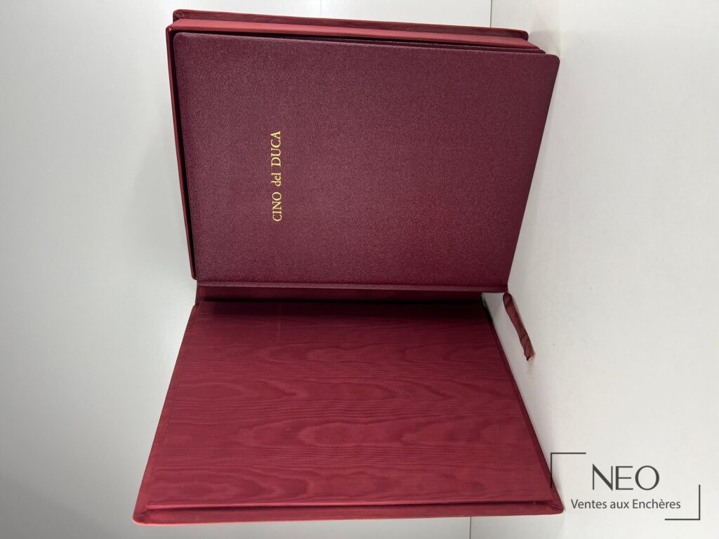 Coffret rouge ouvert présentant le volume Cino del Duca