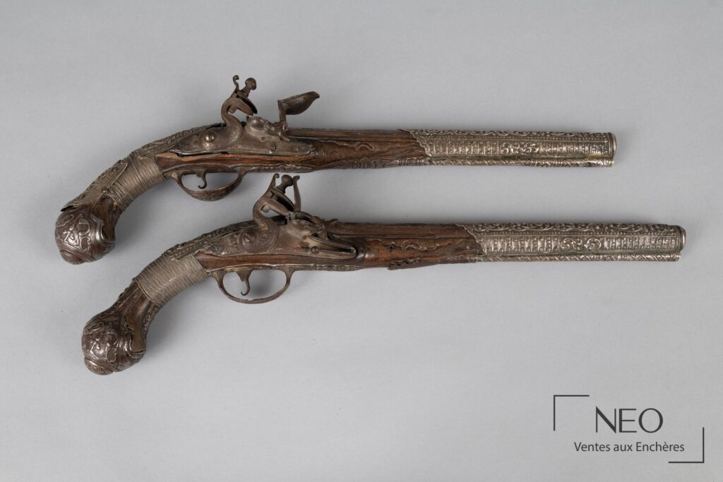 Deux pistolets à silex richement ornés