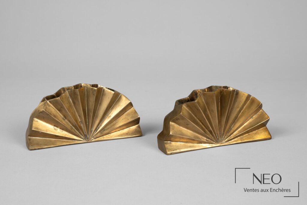 Paire de petits éventails en bronze à patine dorée