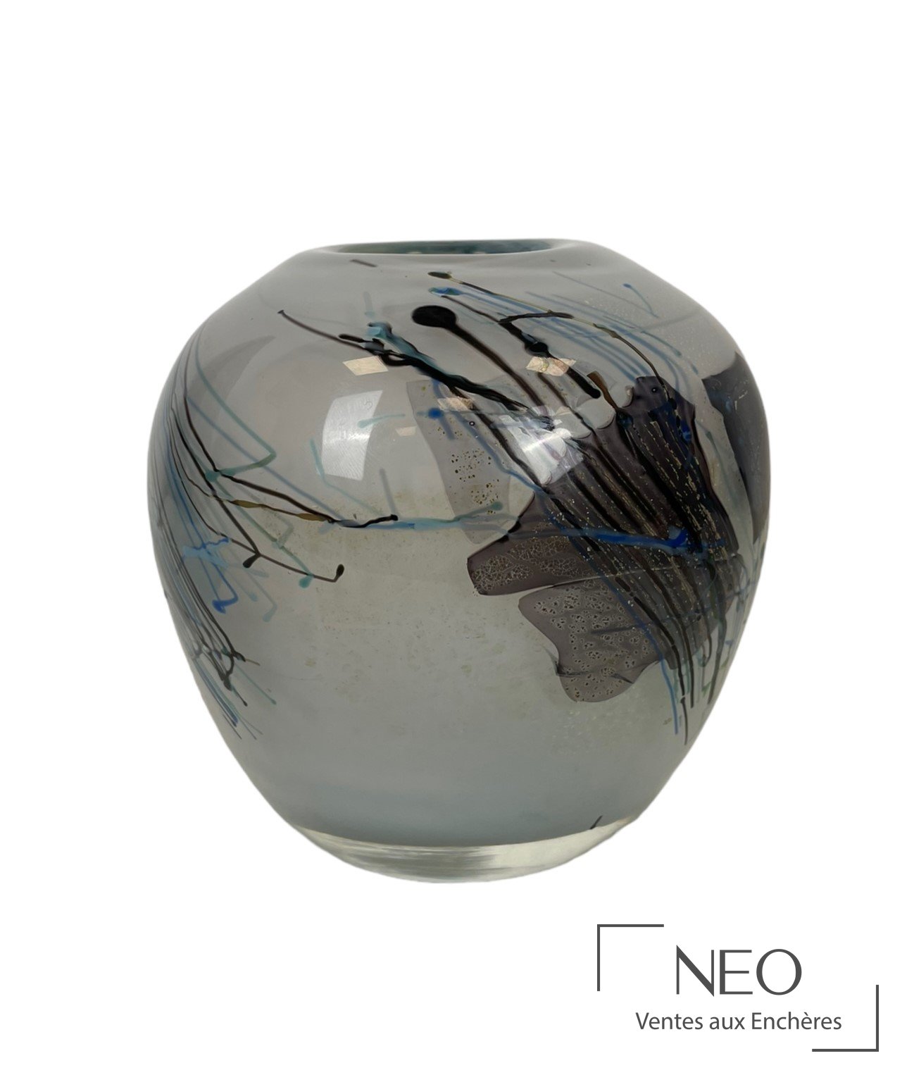 Vase pansu en verre gris à décor de zébrures et d’émail polychrome