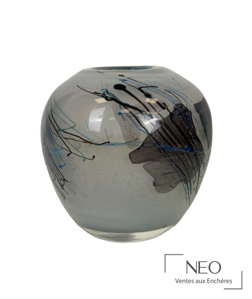 Vase pansu en verre clair à décor polychrome et forme arrondie