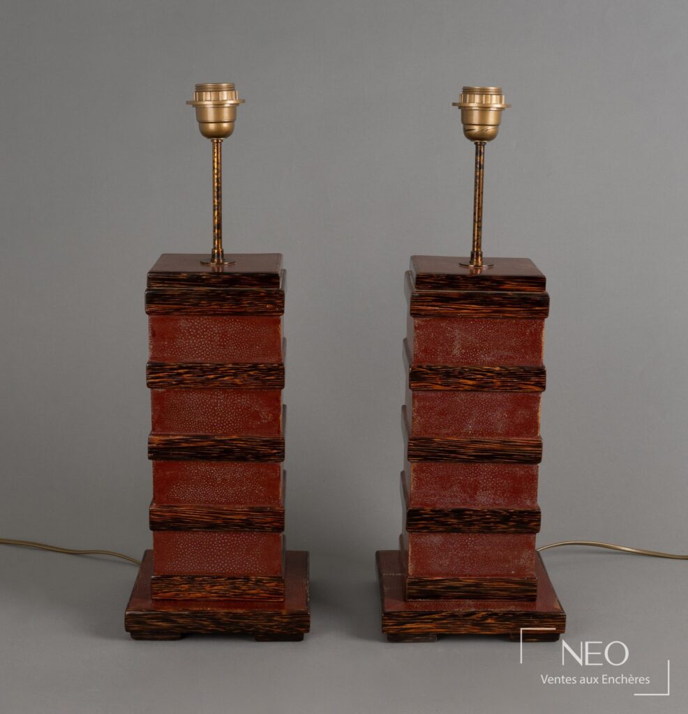 Paire de lampes en bois peint imitation galuchat rouge avec monture en partie haute