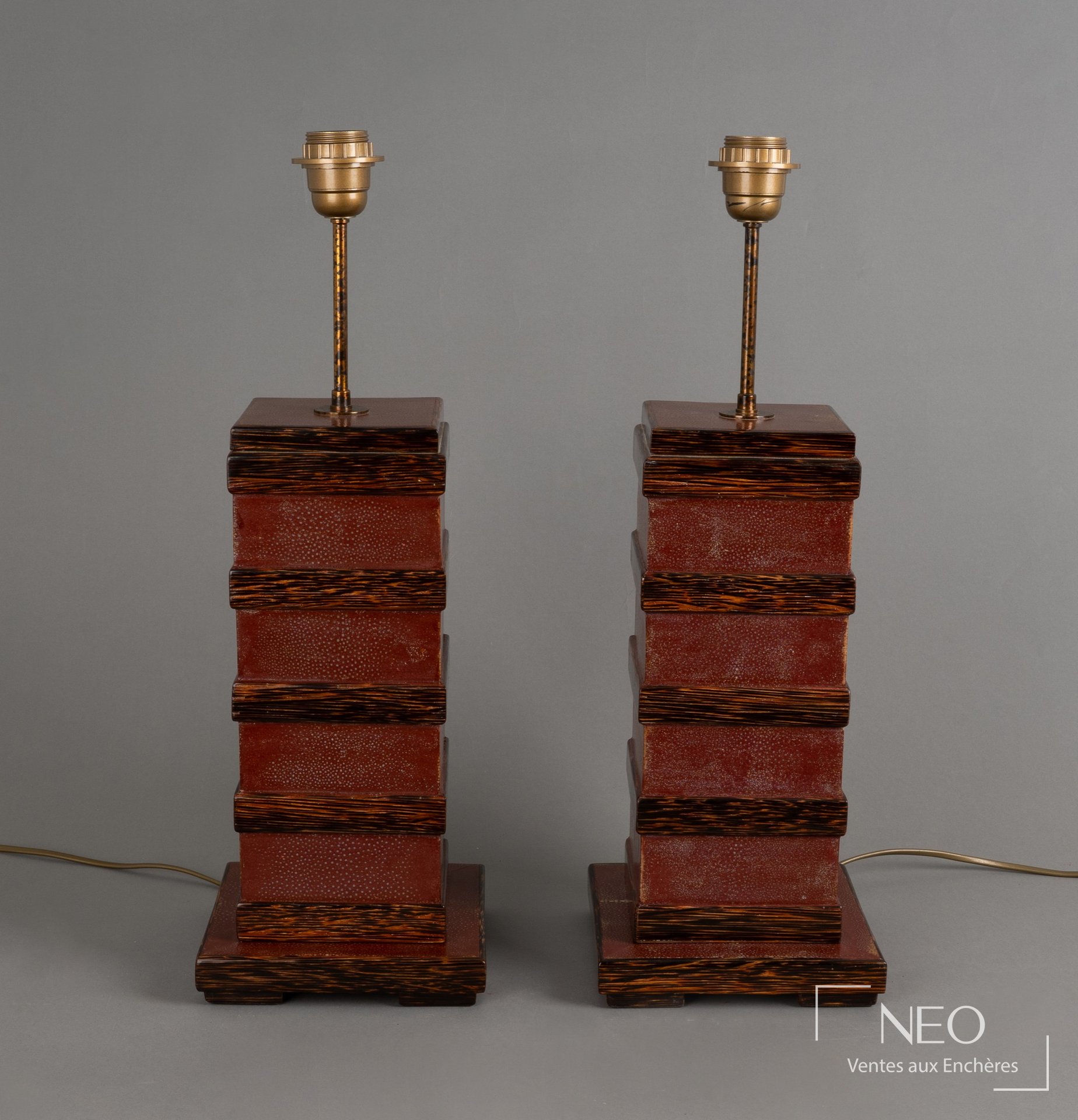 Claude Nicolet Paire de lampes rectangulaires en bois peint à l’imitation du galuchat rouge
