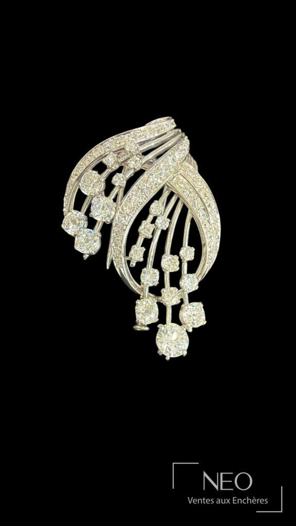 Clip nœud serti de diamants sur fond noir