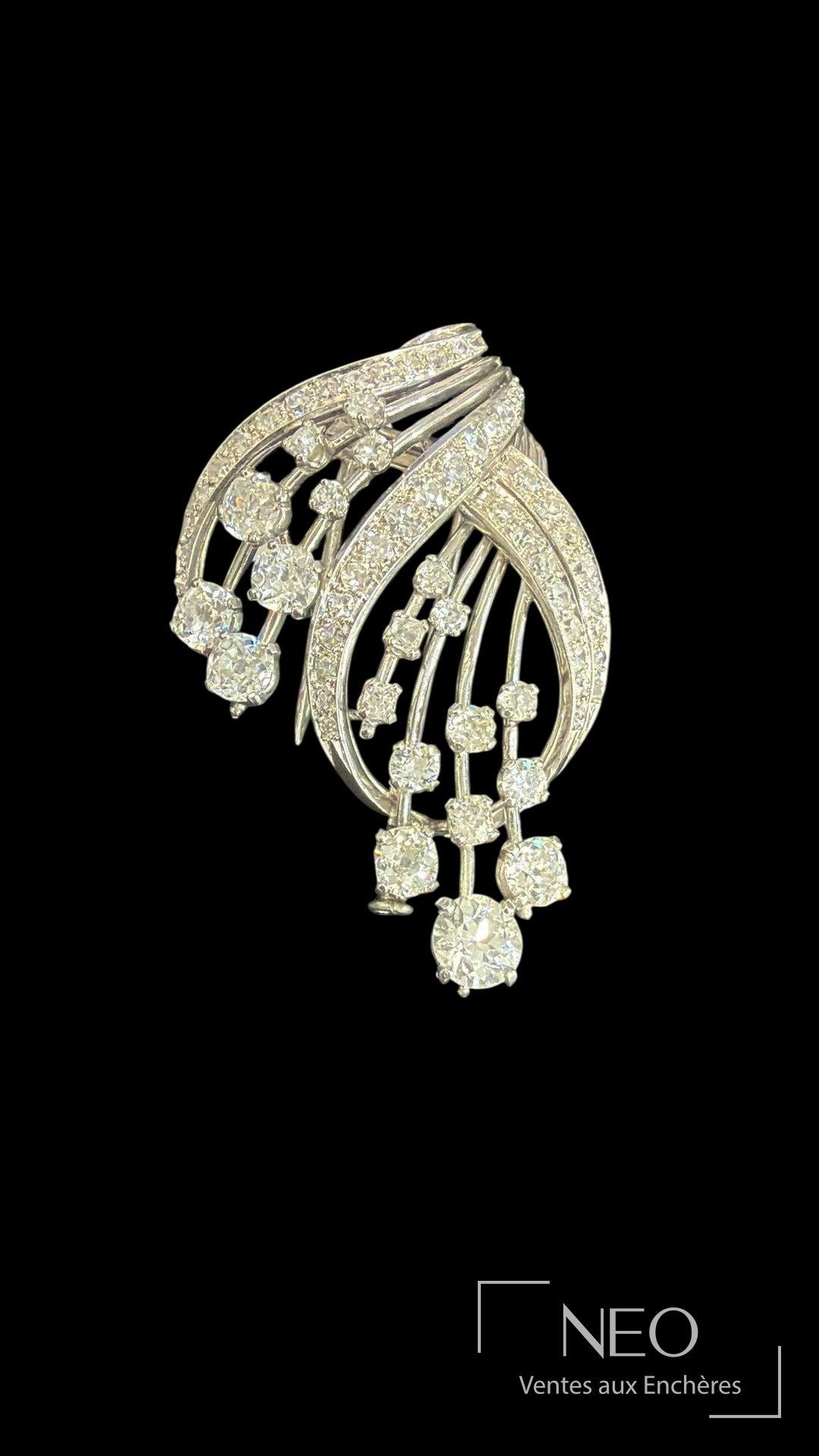Clip nœud serti de diamants sur fond noir