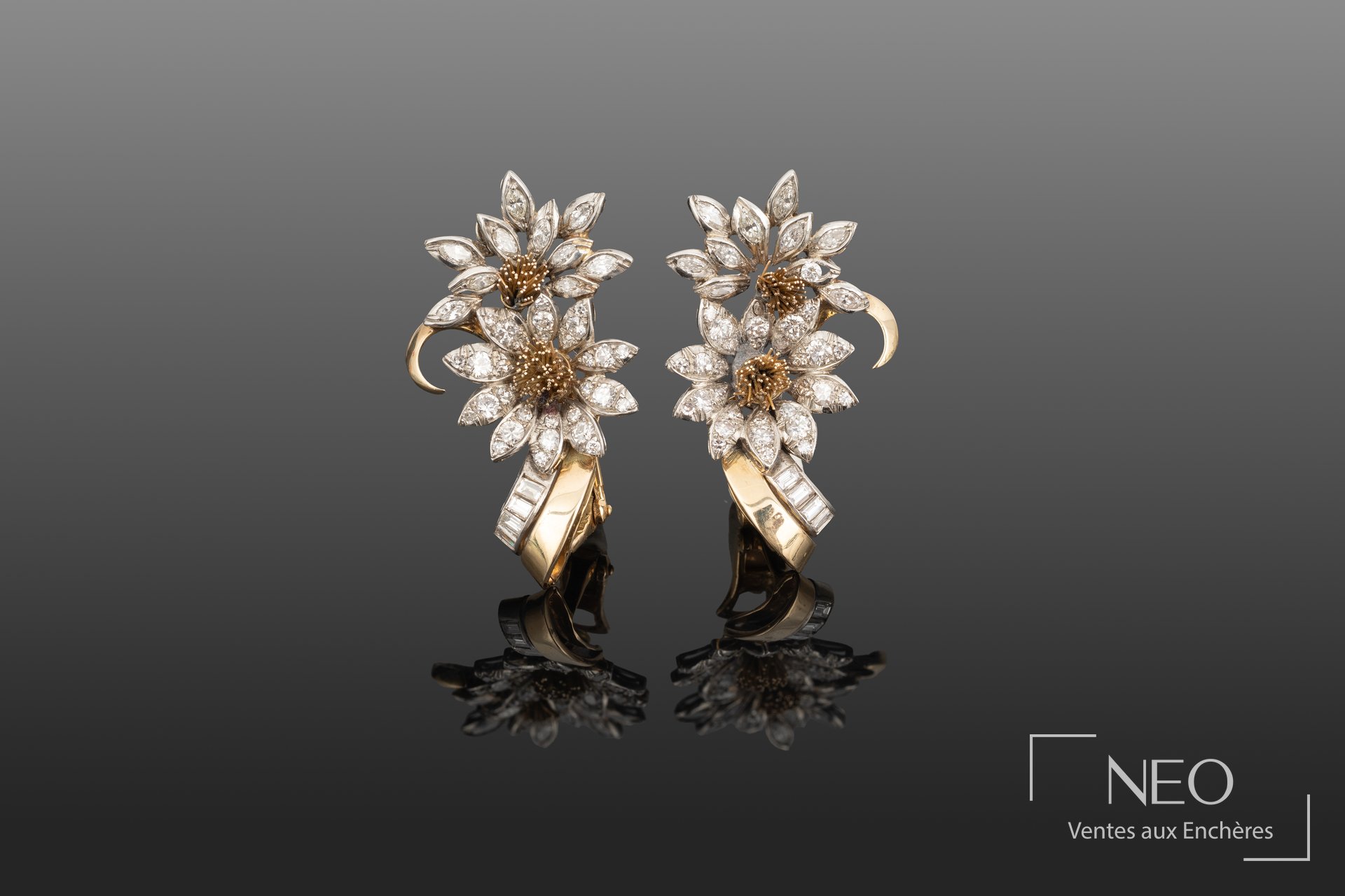 Paire de clips d’oreille floraux en or gris et platine sertis de diamants