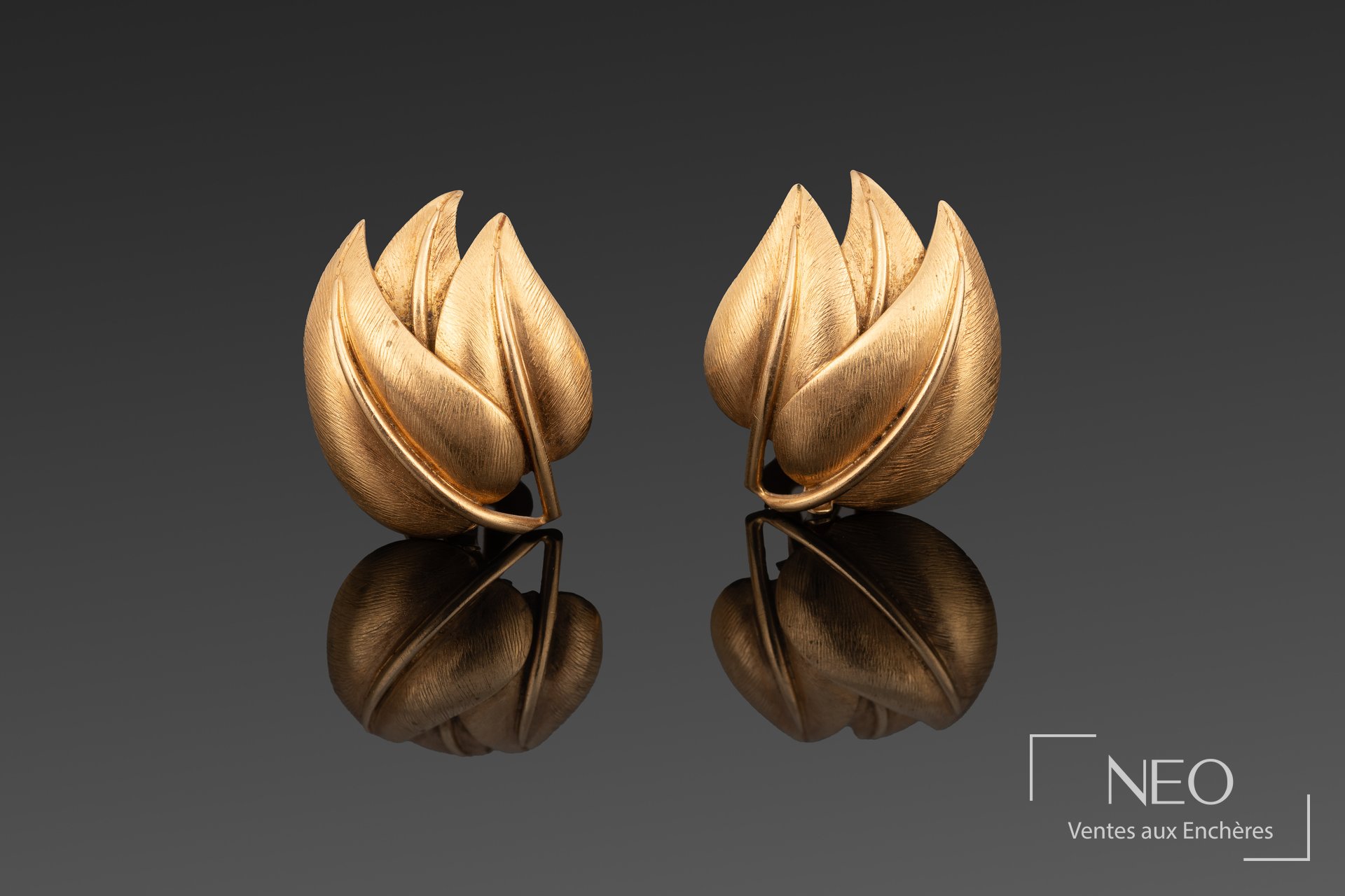 Paire de clips d'oreille en or jaune à décor de feuilles