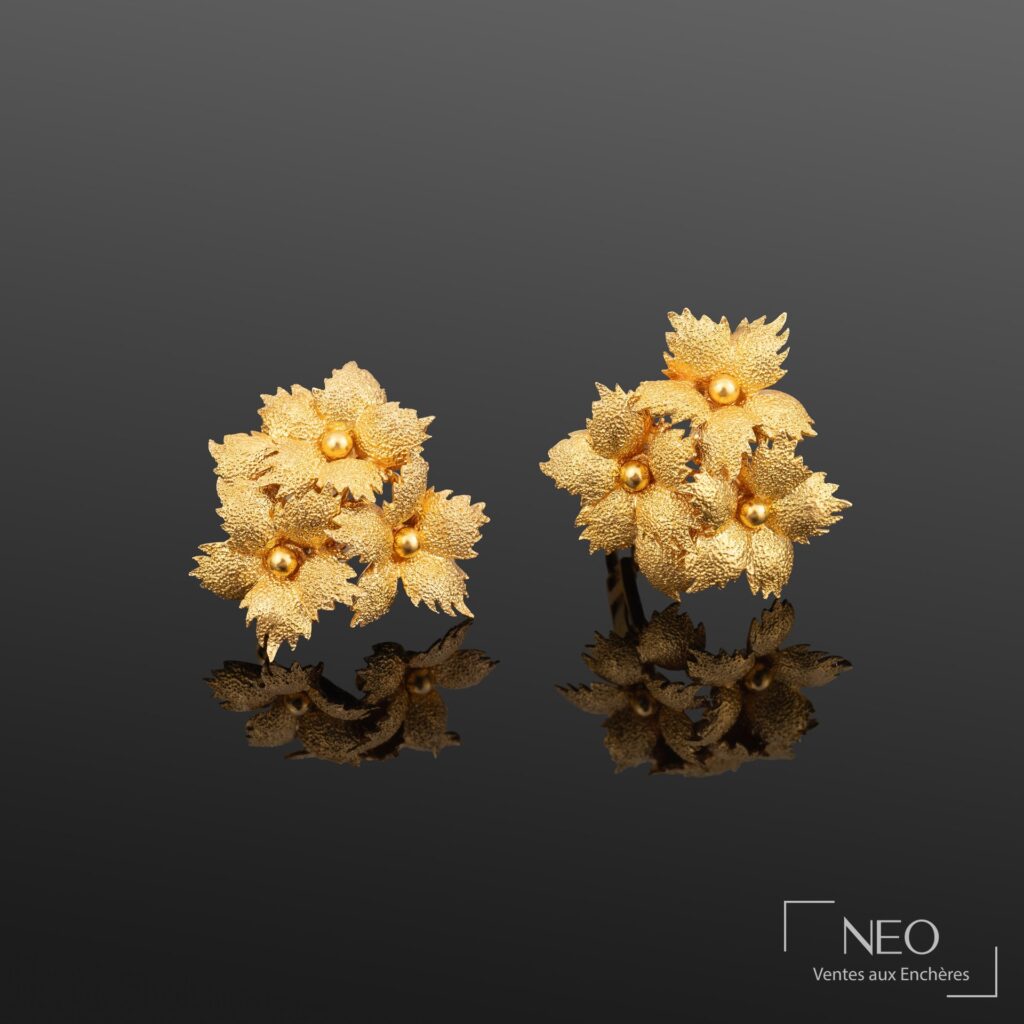 Paire de clips d’oreilles en or jaune à décor de fleurs stylisées