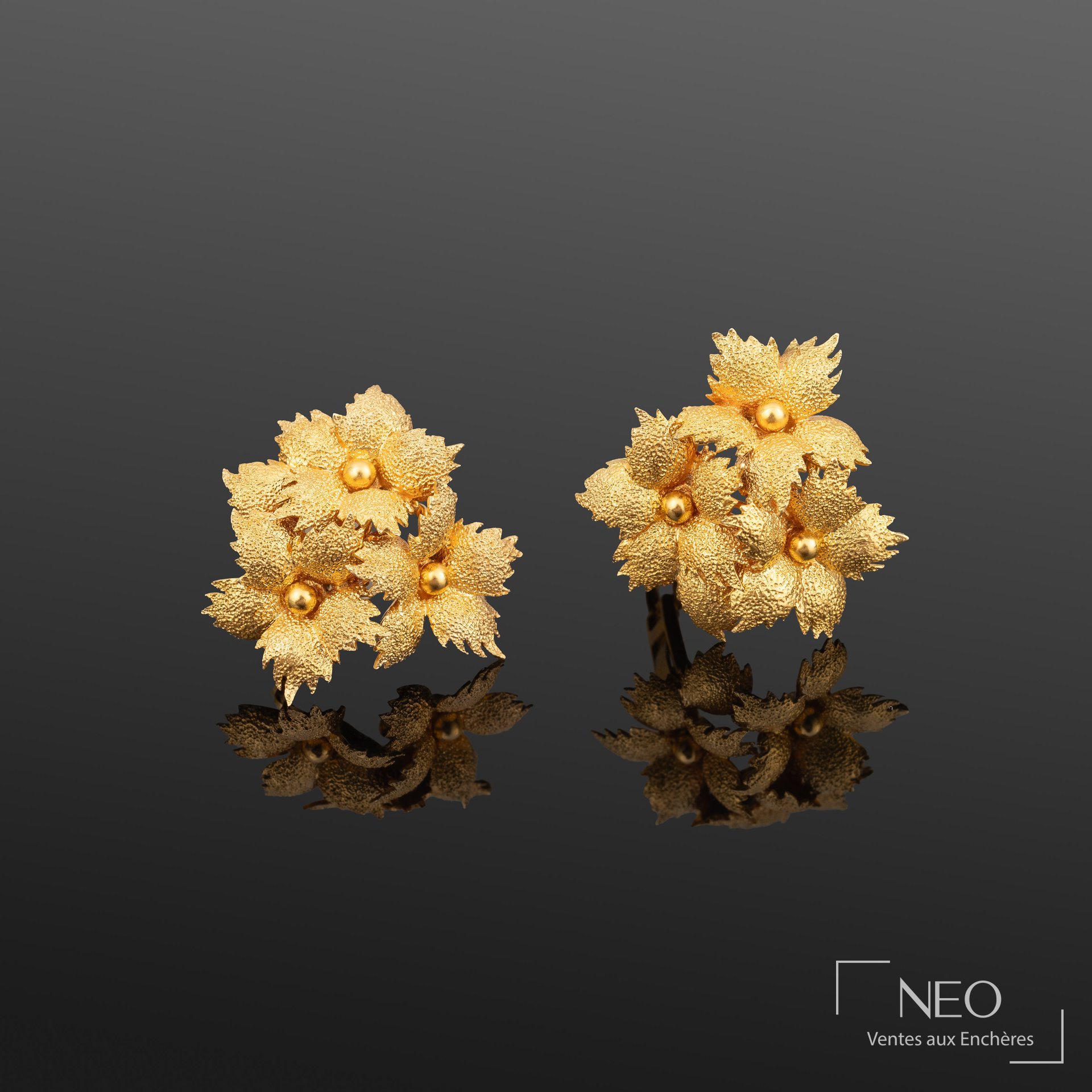 Paire de clips d’oreilles en or jaune à décor de fleurs stylisées