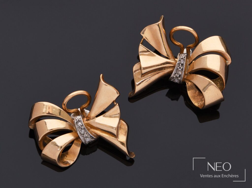 Paire de clips d'oreilles en or jaune en forme de nœud avec ligne de diamants au centre