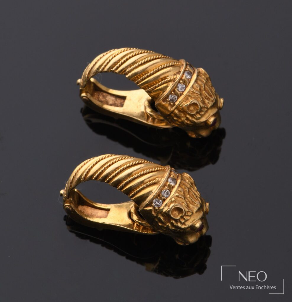 Paire de clips d’oreilles en or jaune à tête de fauve