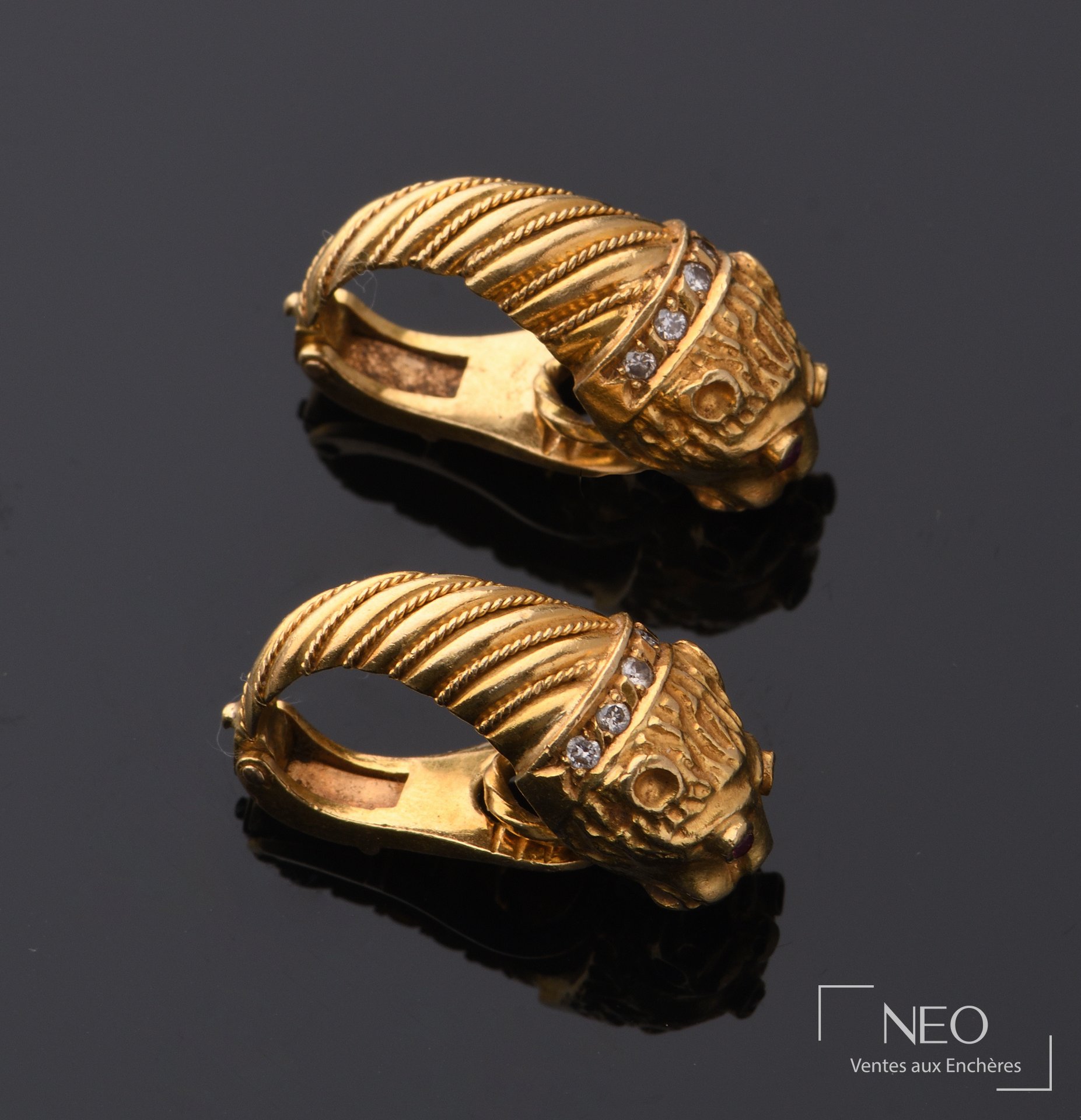 Paire de clips d’oreilles en or jaune à tête de fauve