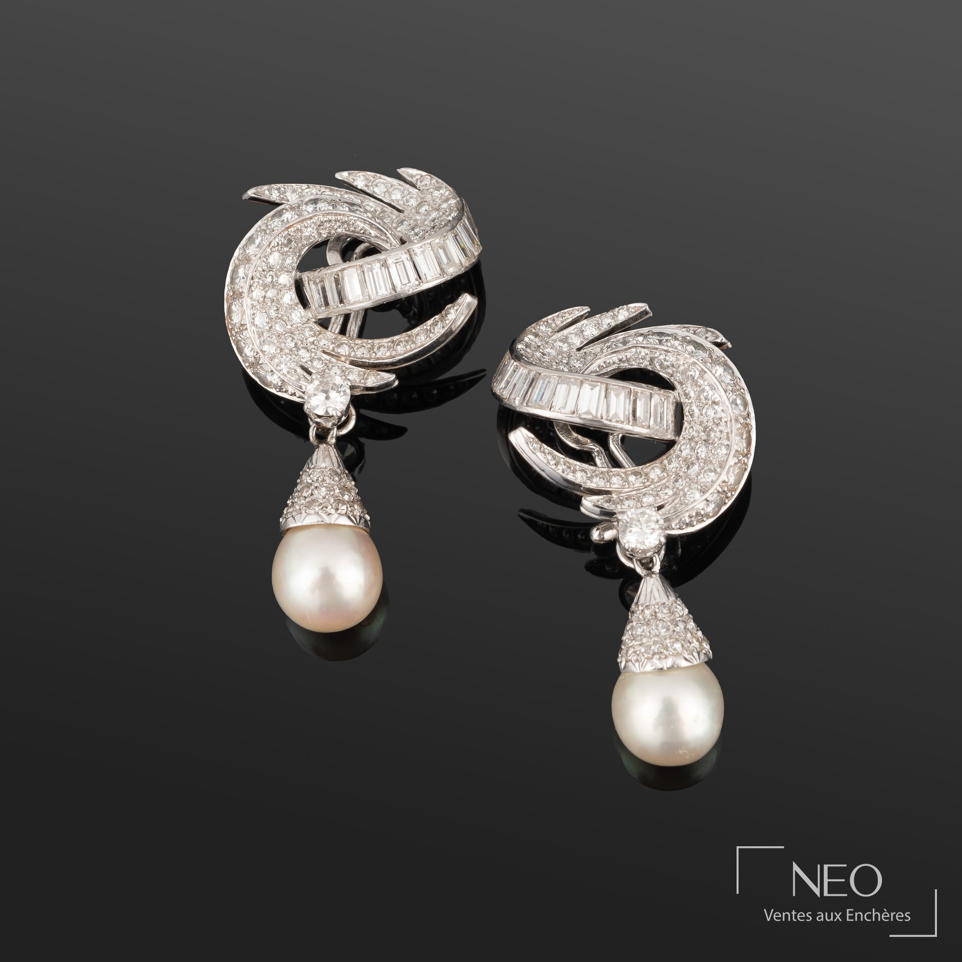 Paire de clips doubles spirales en or blanc 18K, diamants et perles de culture