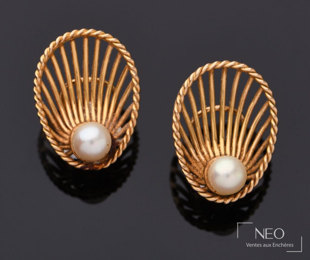 Paire de clips d’oreille en or jaune en forme de coquille Saint Jacques avec perles blanches