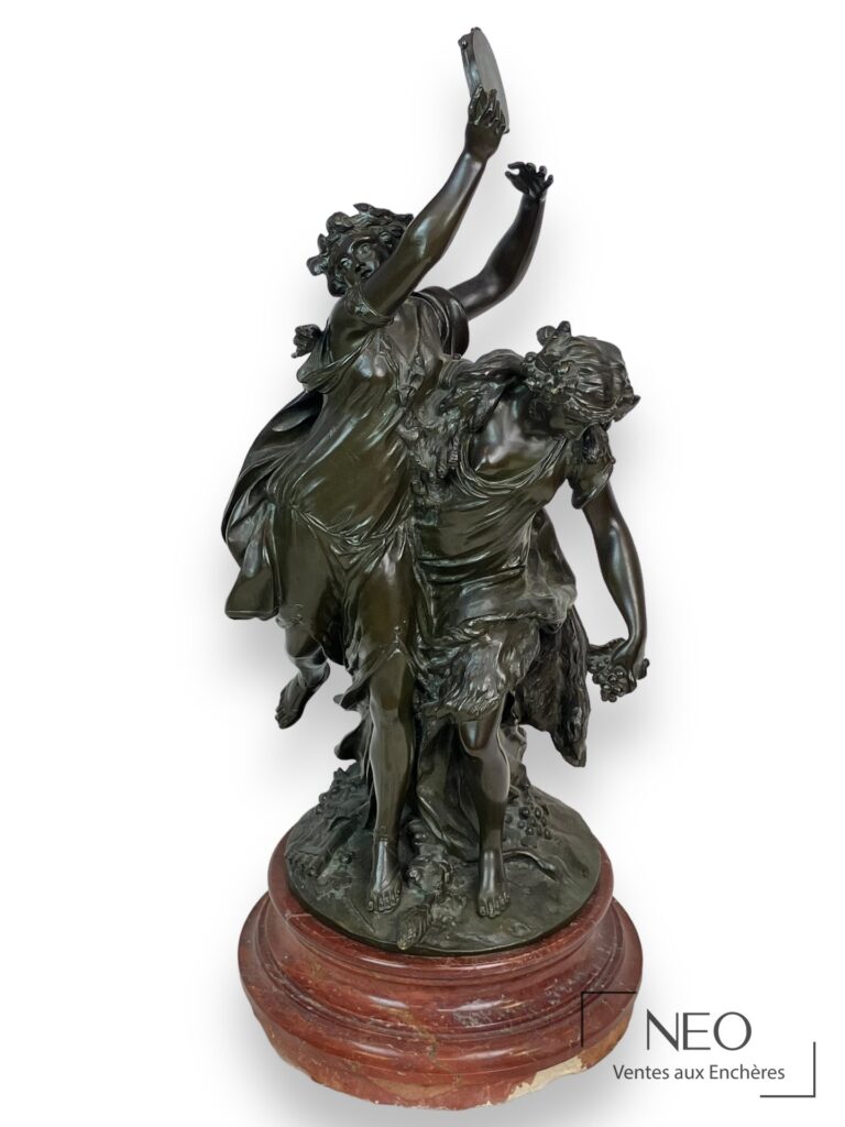 Groupe en bronze représentant deux bacchantes sur un socle en marbre rouge griotte.