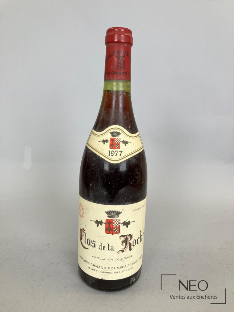 Bouteille de Clos de la Roche Grand Cru 1977 du Domaine Armand Rousseau vue de face