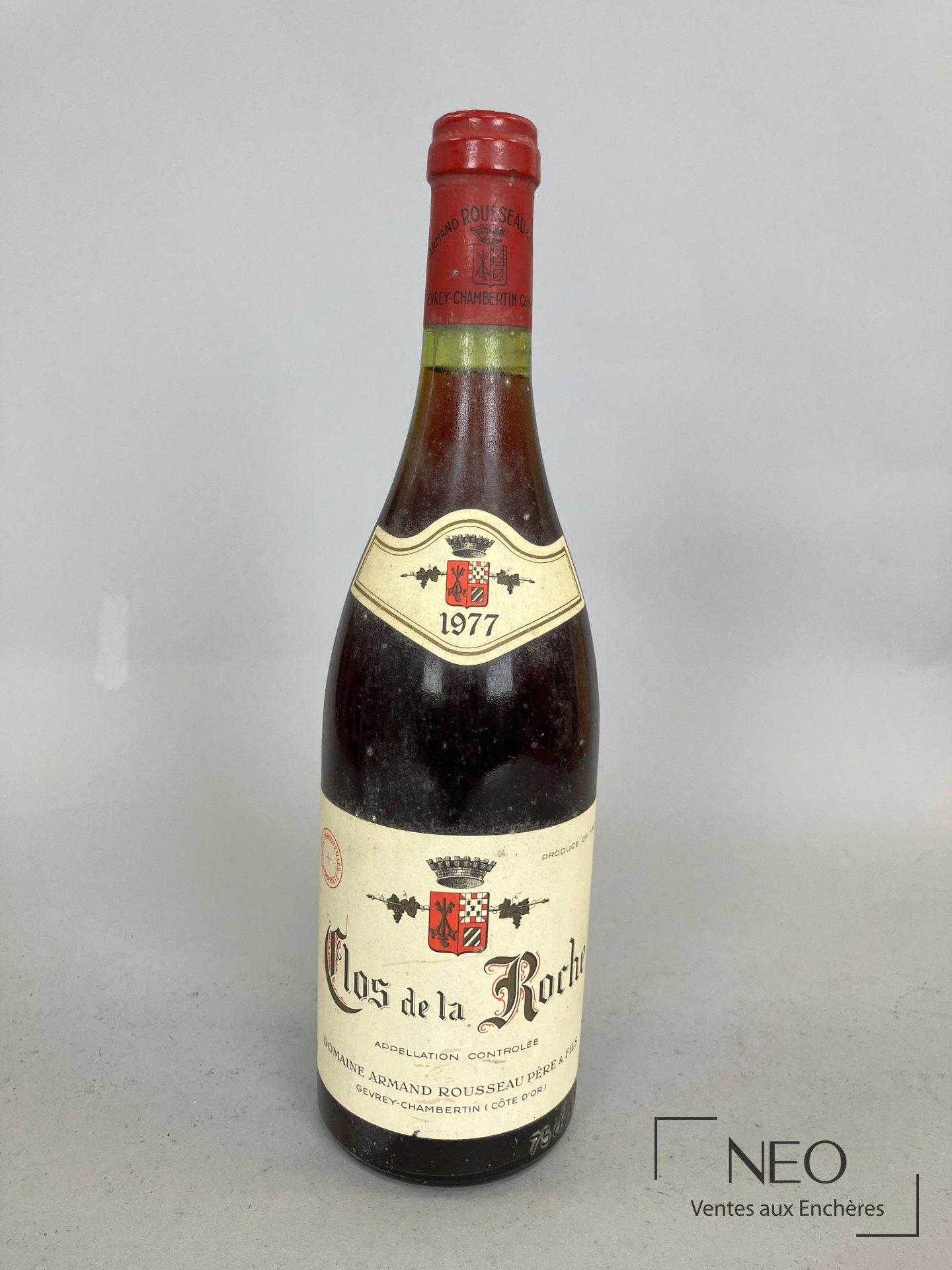 Bouteille de Clos de la Roche Grand Cru 1977 du Domaine Armand Rousseau vue de face