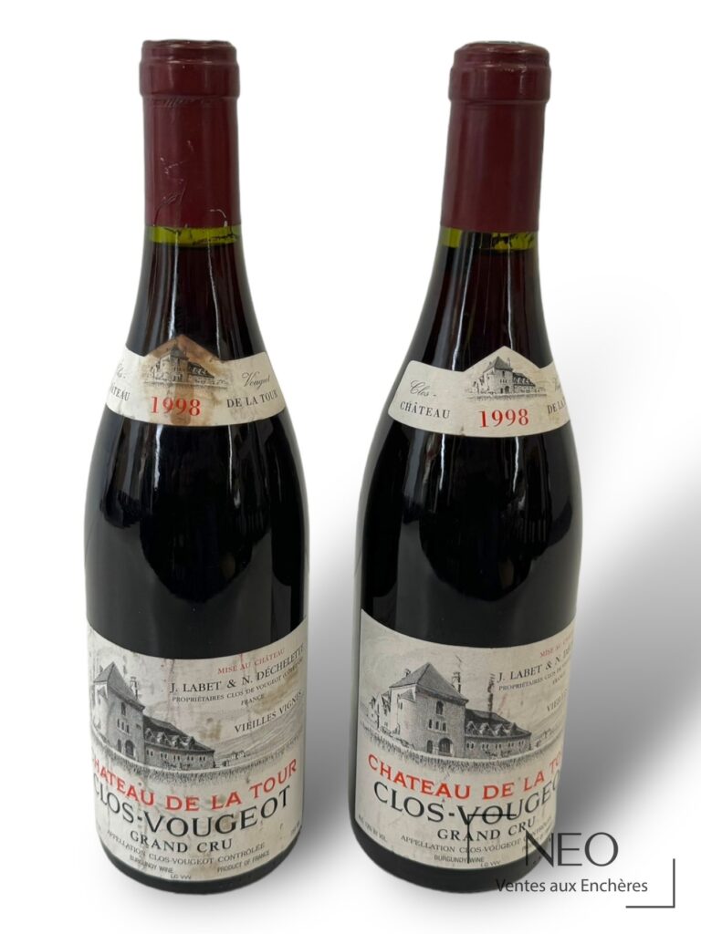 Deux bouteilles de Clos Vougeot Grand Cru Château de la Tour 1998 vues de face