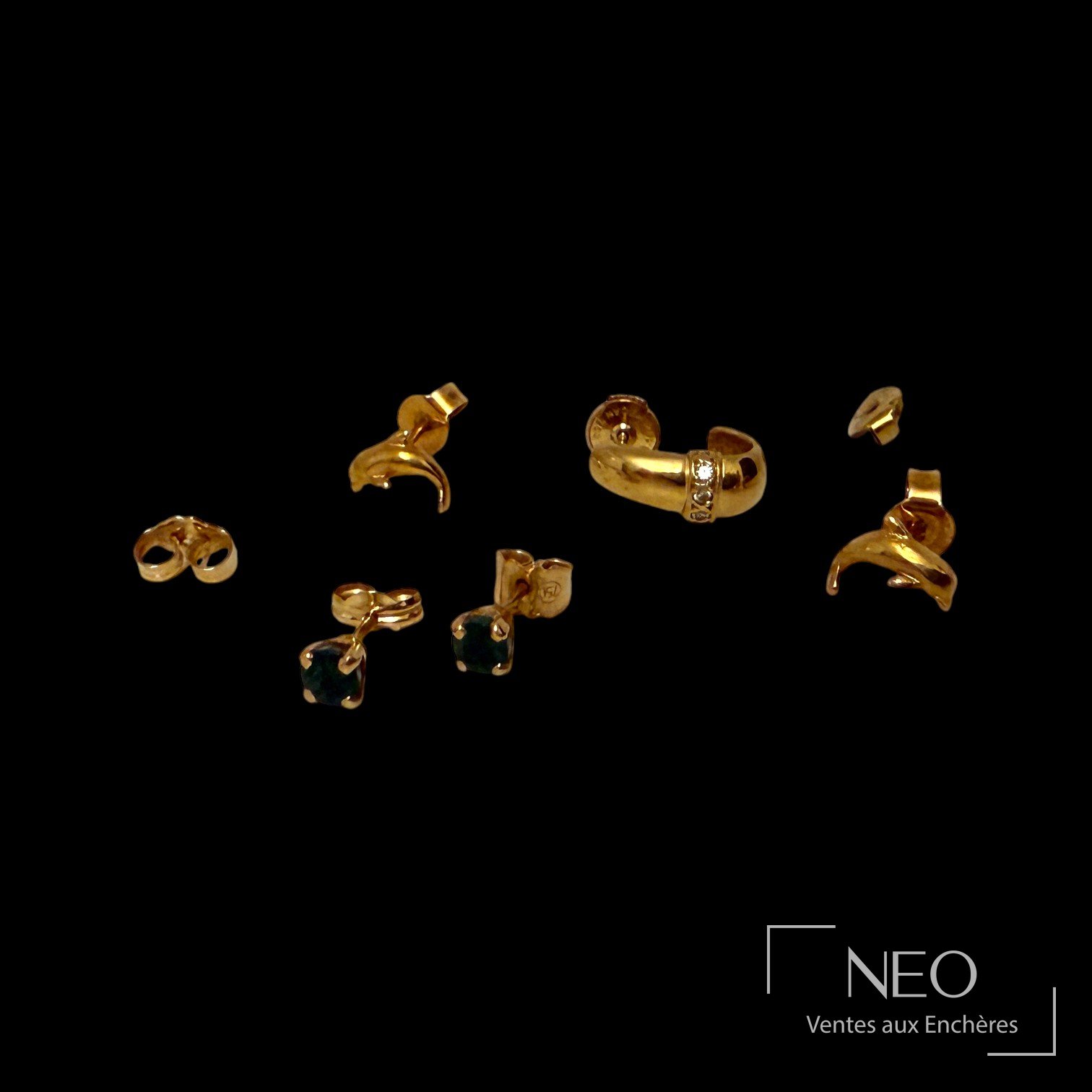 Clous d’oreilles en or jaune 18k ornés d’émeraudes et de brillants