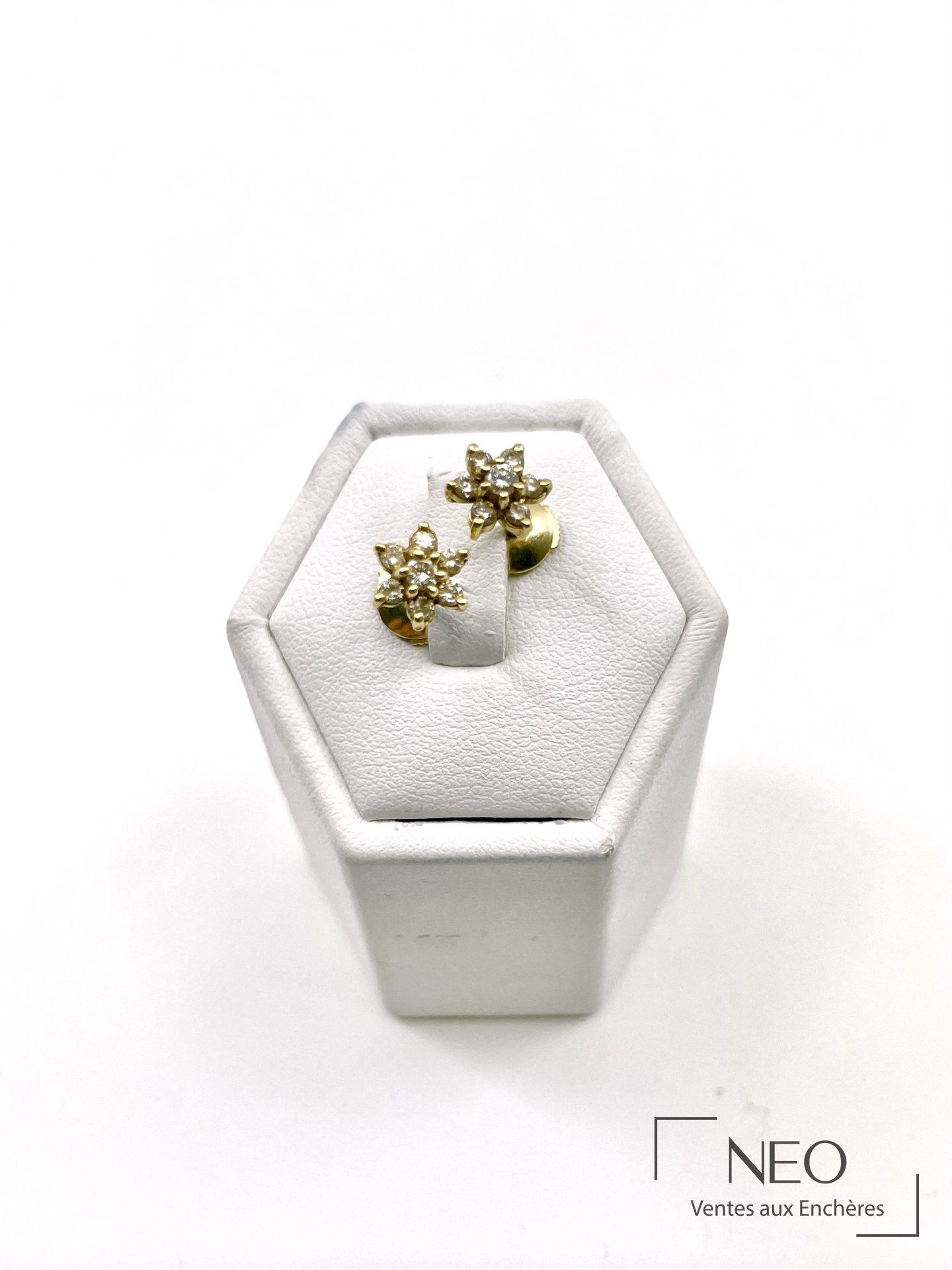 Paire de clous d’oreilles fleurs en or jaune 18 carats et montre Seiko