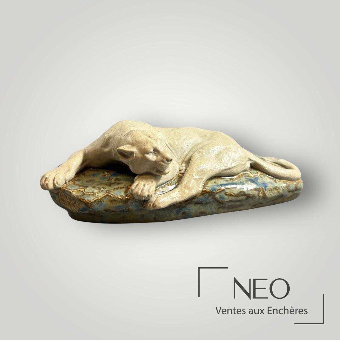Clovis-Edmond Masson Lionne couchée en grès et grès émaillé