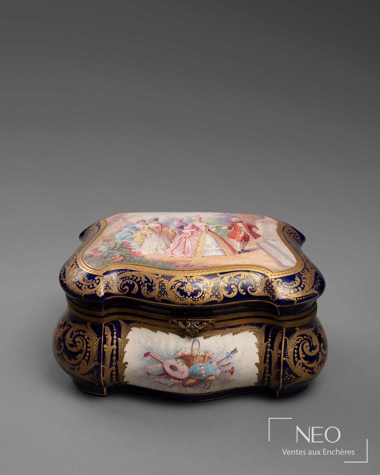 Coffret de mariage en porcelaine bleu nuit à décor peint et socle doré