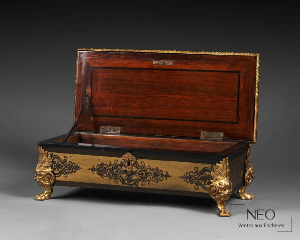 Coffret Boulle ouvert montrant l’intérieur en bois et les bronzes dorés du piétement