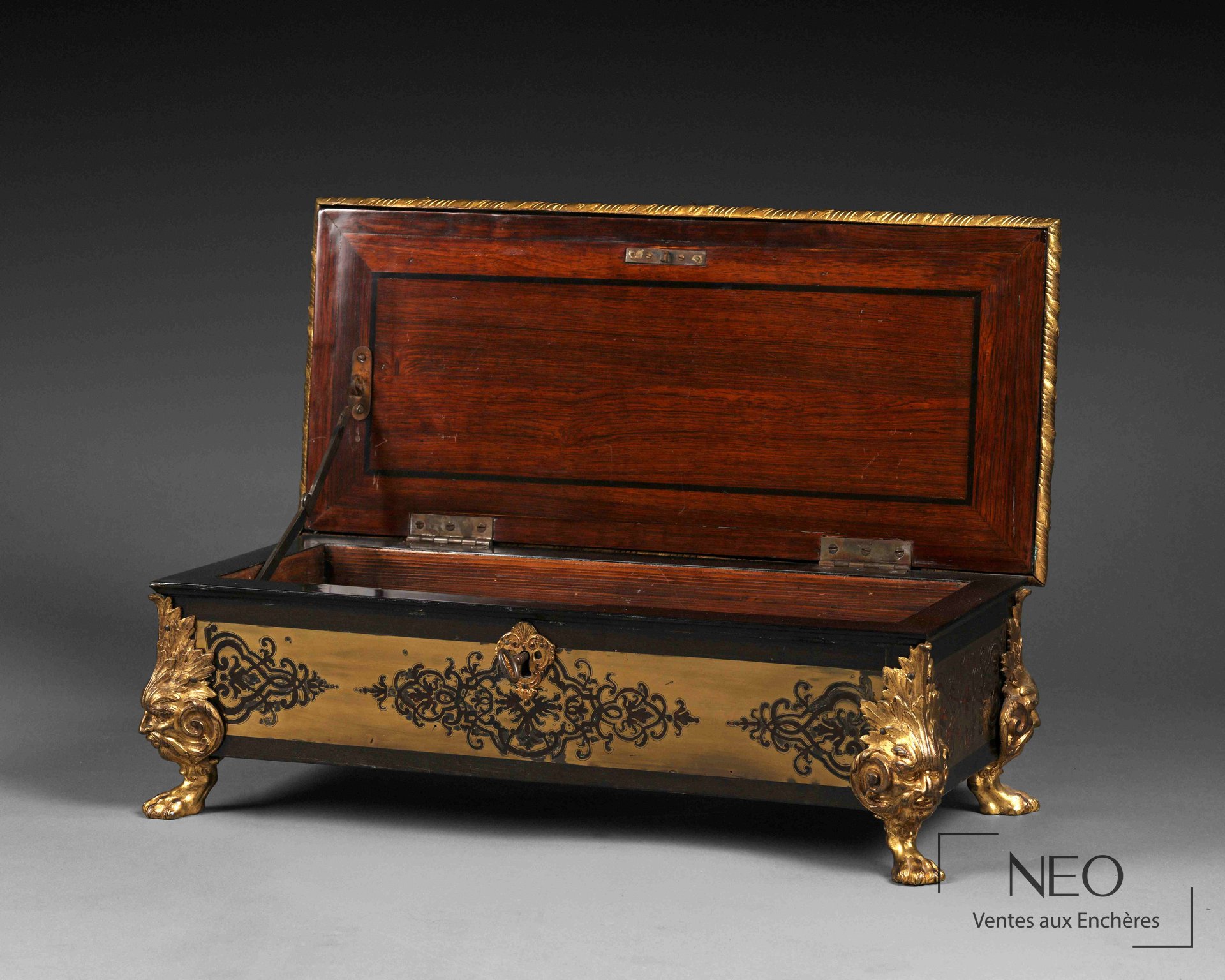 Coffret Boulle ouvert montrant l’intérieur en bois et les bronzes dorés du piétement