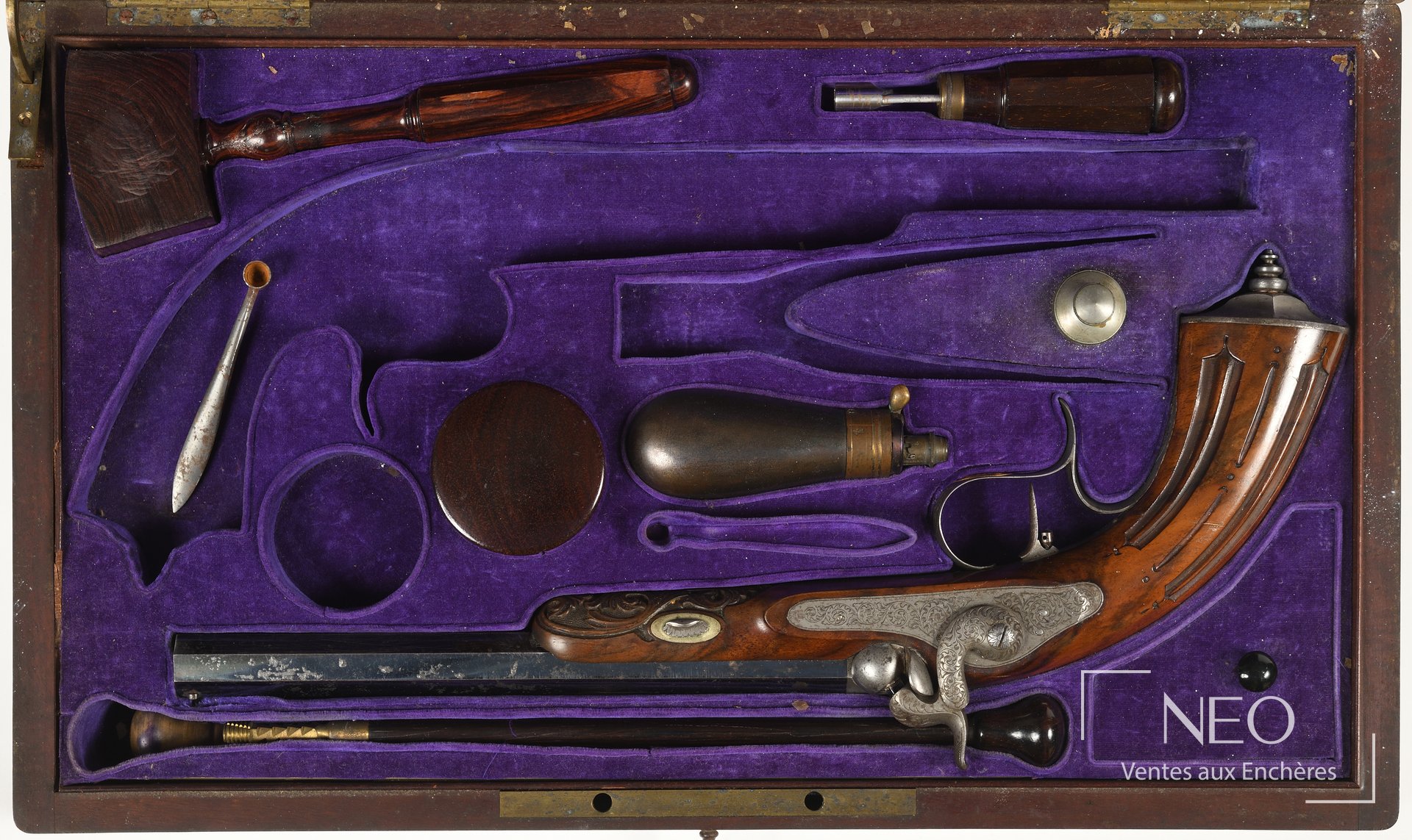 Coffret ouvert en velours mauve avec pistolets