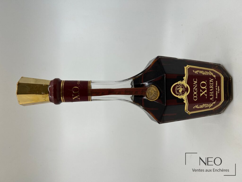 Bouteille de cognac A. Hardy X.O. vue de face sur fond neutre