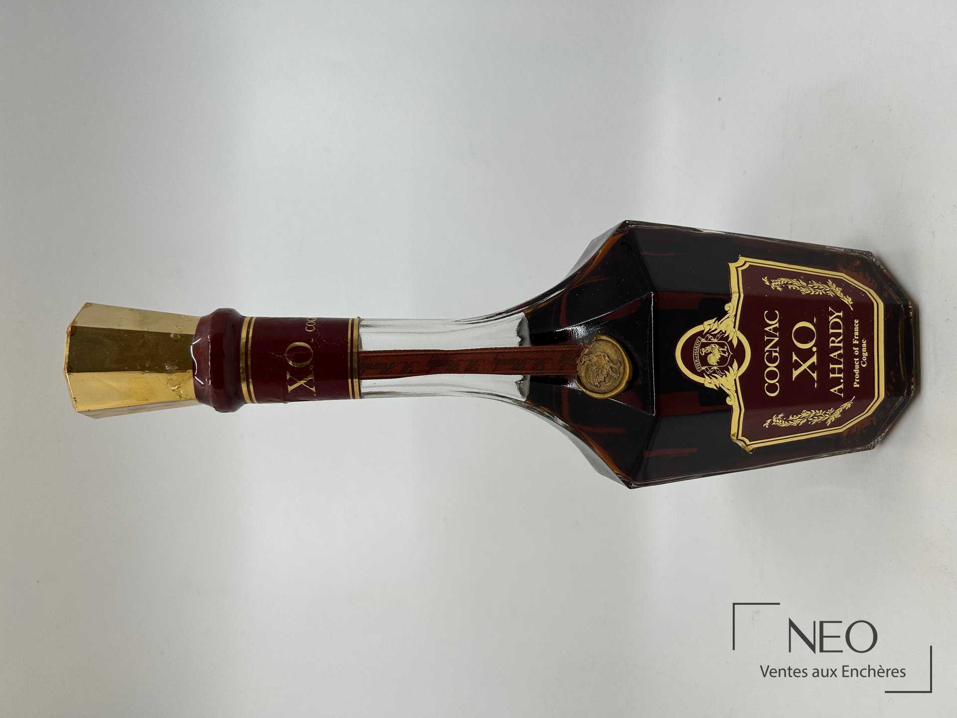 Bouteille de cognac A. Hardy X.O. vue de face sur fond neutre