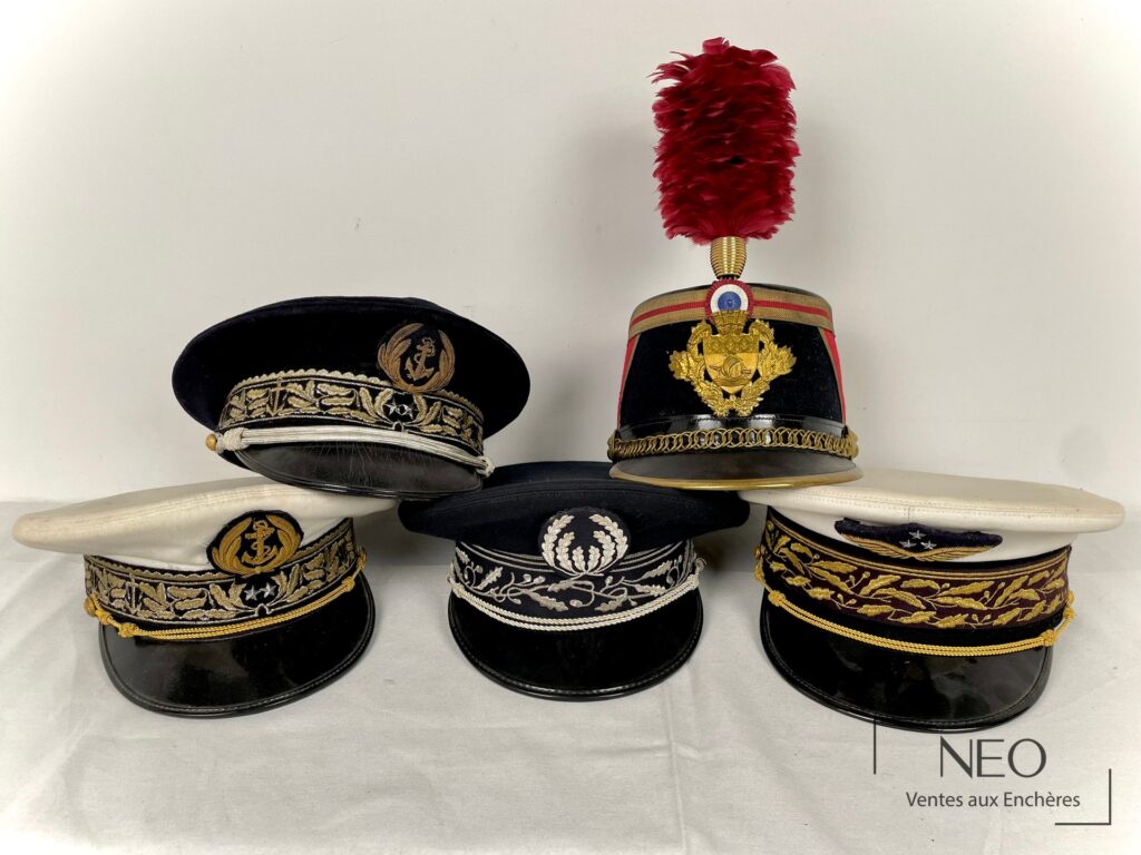 Ensemble de cinq coiffures françaises avec shako et képis d’officiers