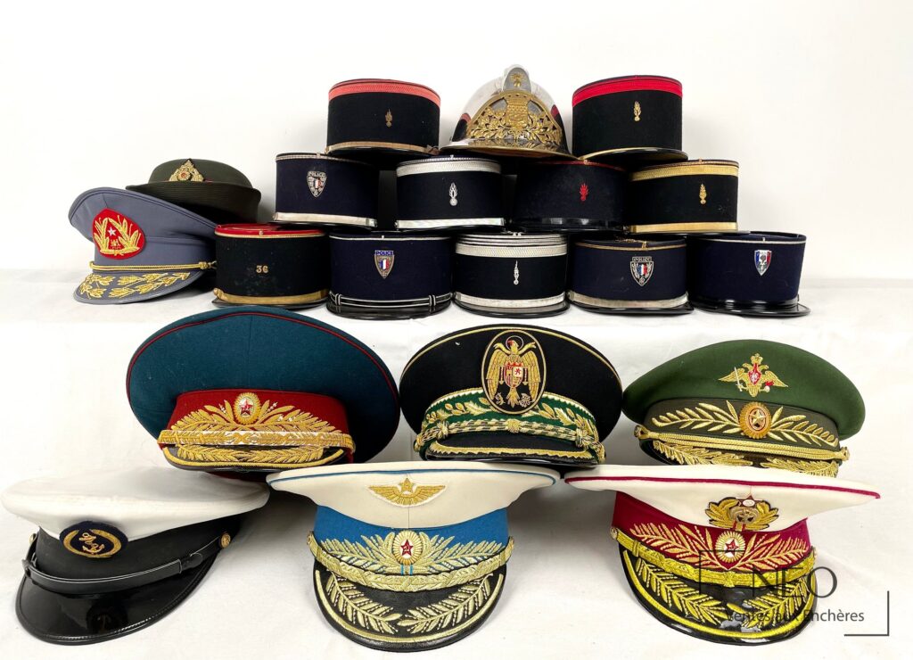 Ensemble de coiffures militaires et de service alignées sur fond blanc