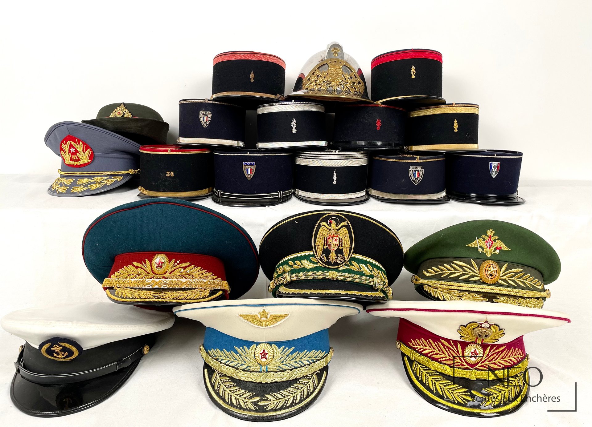 Ensemble de coiffures militaires et de service alignées sur fond blanc