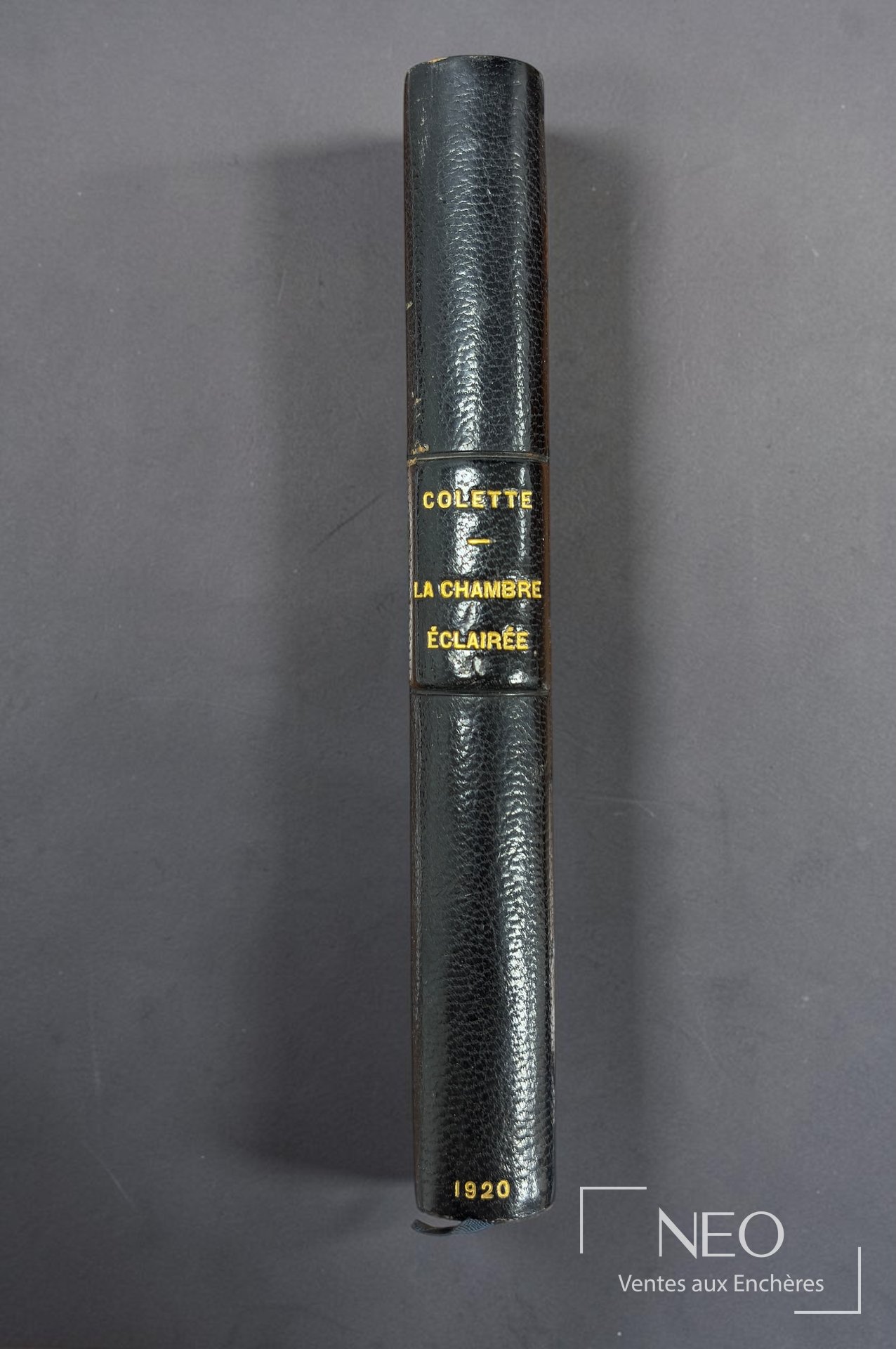 Dos de reliure en maroquin noir avec titre doré Colette La chambre éclairée et date 1920